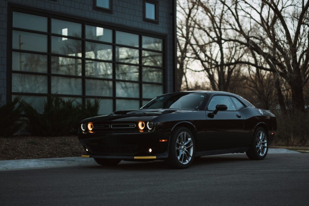 a-black-car-parked-in-front-of-a-building-stockpack-unsplash