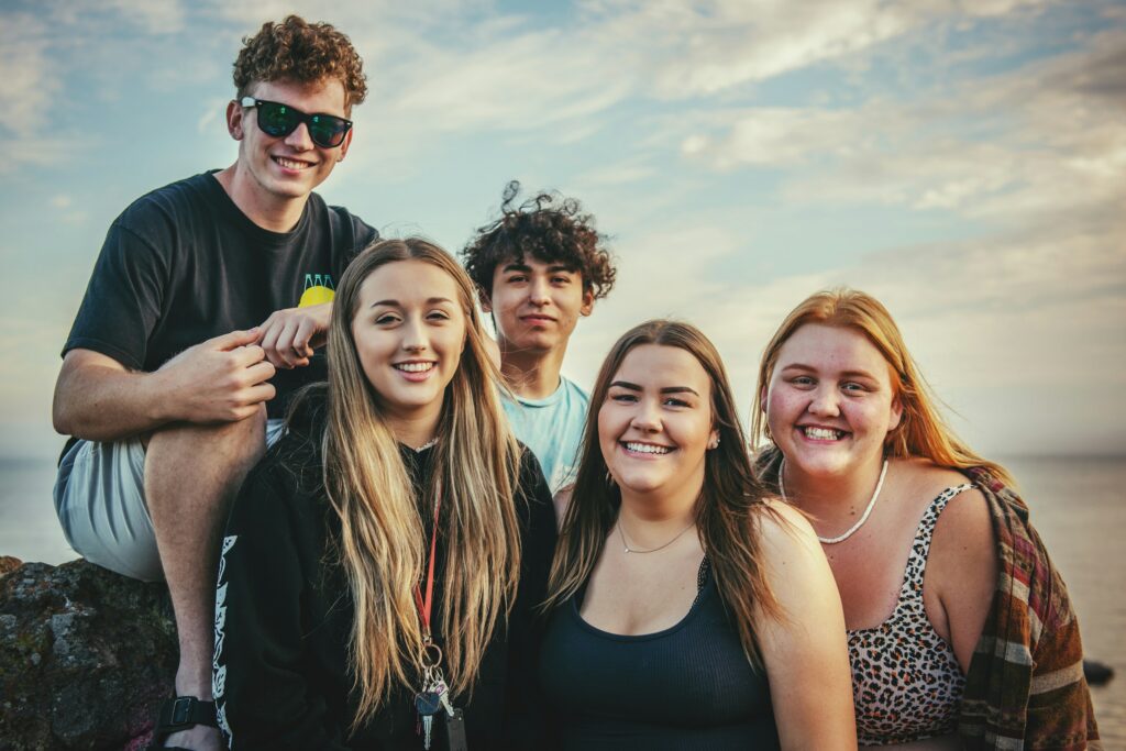 Friends at the beach | Follow on Instagram: @timmossholder